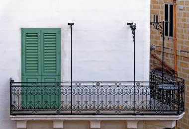Geleneksel Malta klasik evi, ön detaylar, eski tarz bina. Malta 'nın başkenti Valletta şehri. Seyahat yeri Avrupa - 2 Şubat 2016
