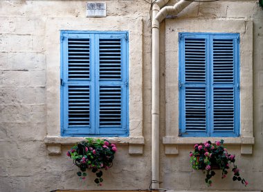 Geleneksel Malta klasik evi, pencere detayları. Malta 'nın başkenti Valletta şehri. Seyahat yeri Avrupa - 2 Şubat 2016