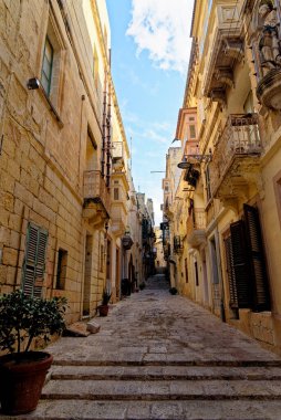 Vittriosa 'da tipik dar sokaklar - Birgu, Valletta, Malta. Eski ortaçağ dar sokakları. Vallett, Malta 'nın başkenti - 2 Şubat 2016