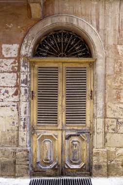Geleneksel Malta klasik evi, pencere detayları. Malta 'nın başkenti Valletta şehri. Seyahat yeri Avrupa - 2 Şubat 2016