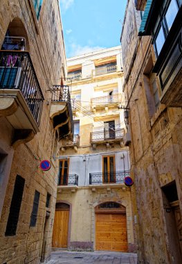 Vittriosa 'da tipik dar sokaklar - Birgu, Valletta, Malta. Eski ortaçağ dar sokakları. Vallett, Malta 'nın başkenti - 2 Şubat 2016