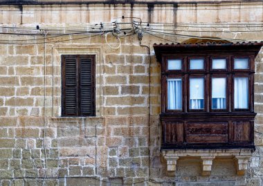 Geleneksel Malta klasik evi, pencere detayları. Malta 'nın başkenti Valletta şehri. Seyahat yeri Avrupa - 2 Şubat 2016