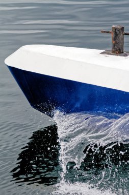 Mavi deniz tatlı su arka planında tekne dalgası okyanusu izi var. Derin okyanus su yüzeyi köpüren iz kabarcığı