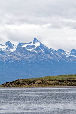 Ushuaia yakınlarındaki dağlar ve Beagle Kanalı, Tierra del Fuego, Arjantin