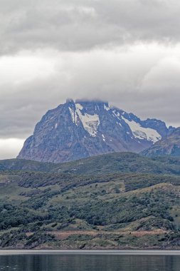 Ushuaia yakınlarındaki dağlar ve Beagle Kanalı, Tierra del Fuego, Arjantin