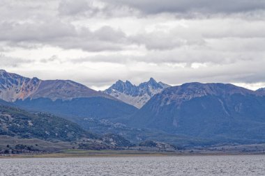Ushuaia yakınlarındaki dağlar ve Beagle Kanalı, Tierra del Fuego, Arjantin