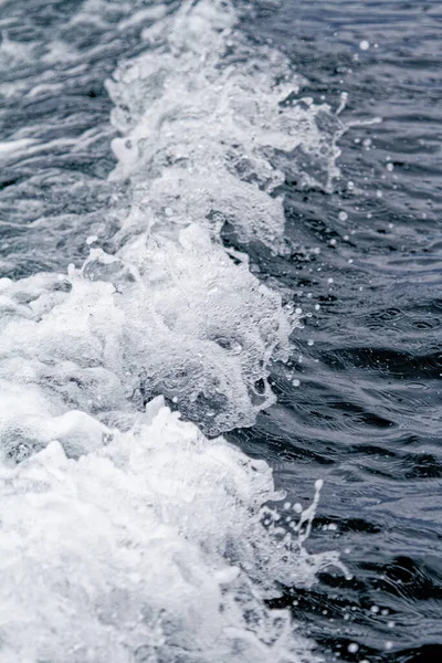 Лодка Волна Океан След Синем Фоне Пресной Воды Моря Пена — стоковое фото