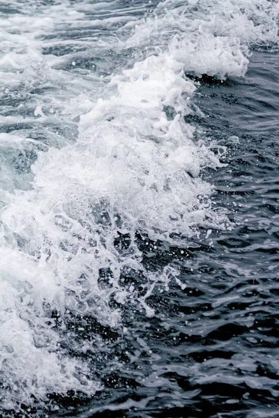 Mavi Deniz Tatlı Arka Planında Tekne Dalgası Okyanusu Izi Var — Stok fotoğraf