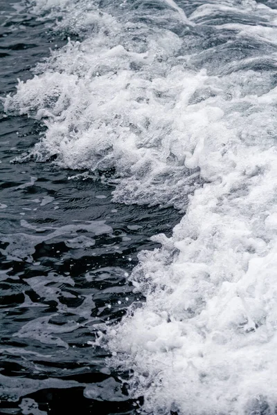 Mavi Deniz Tatlı Arka Planında Tekne Dalgası Okyanusu Izi Var — Stok fotoğraf