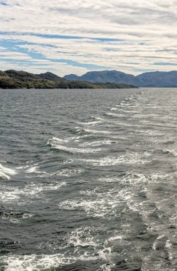 Ushuaia yakınlarındaki dağlar ve Beagle Kanalı, Tierra del Fuego, Arjantin