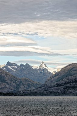Ushuaia yakınlarındaki dağlar ve Beagle Kanalı, Tierra del Fuego, Arjantin