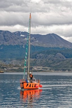 Beagle Channel, Tierra del Fuego, Arjantin 'de küçük bir tekne.
