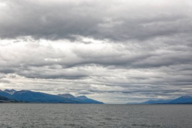Ushuaia yakınlarındaki dağlar ve Beagle Kanalı, Tierra del Fuego, Arjantin