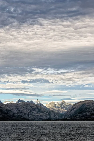 阿根廷火地岛乌斯怀亚和比格尔海峡附近的山脉 旅游目的地 — 图库照片