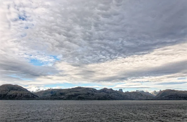 阿根廷火地岛乌斯怀亚和比格尔海峡附近的山脉 旅游目的地 — 图库照片
