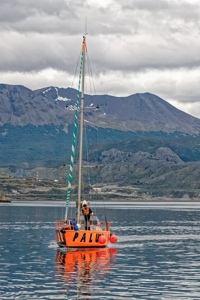 Beagle Channel, Tierra del Fuego, Arjantin 'de küçük bir tekne.