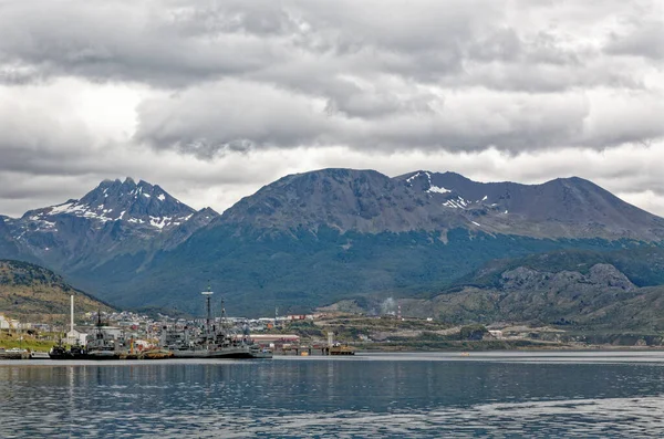 ウシュアイア港 ティエラ フエゴ島 パタゴニア アルゼンチン 南アルゼンチンのウシュアイア港は 南極への多数のクルーズ船のドッキングを提供しています 2月2014の — ストック写真