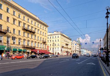 Ünlü Nevsky Prospect 'in sokak manzarası bu güzel şehrin ana caddesi Saint Petersburg, Rusya, 28 Nisan 2011