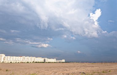 28 Nisan 2011 'de Rusya' nın St. Petersburg kenar mahallelerindeki modern yüksek katlı apartman blokları.