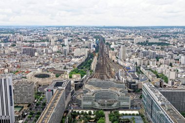 Vaugirard, Paris 'teki Tur Montparnasse, Paris' in tepesindeki gözlem güvertesine bakın. 11 Haziran 2016