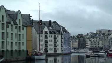 Norwaw - Norveç 'in Alesund kentindeki sanat yeni evleri Norveç Denizi' nde. 13 Temmuz 2012