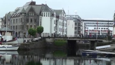 Norwaw - Norveç 'in Alesund kentindeki sanat yeni evleri Norveç Denizi' nde. 13 Temmuz 2012