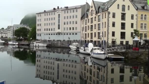 Reiseziel Norwaw Jugendstilhäuser Der Wunderschönen Stadt Alesund Norwegen Norwegischen Meer — Stockvideo