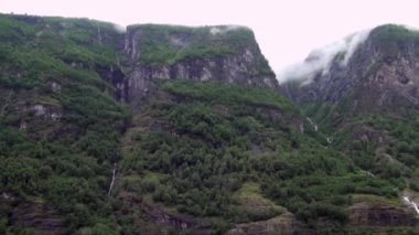UNESCO - Naeroyfjord - Norveç 'in Flam ve Gudvangen arasındaki Sognefjord' un en büyük ve güzel kolu.