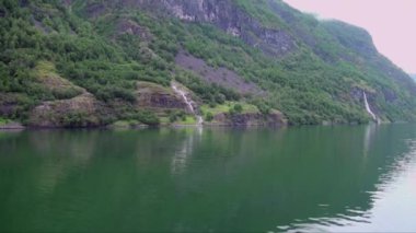 UNESCO - Naeroyfjord - Norveç 'in Flam ve Gudvangen arasındaki Sognefjord' un en büyük ve güzel kolu.
