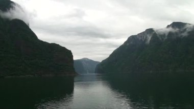 UNESCO - Naeroyfjord - Norveç 'in Flam ve Gudvangen arasındaki Sognefjord' un en büyük ve güzel kolu.