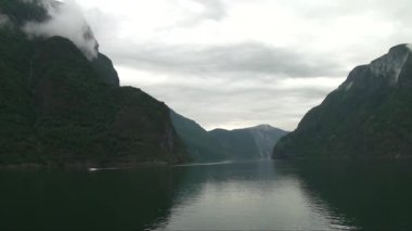 UNESCO - Naeroyfjord - Norveç 'in Flam ve Gudvangen arasındaki Sognefjord' un en büyük ve güzel kolu.