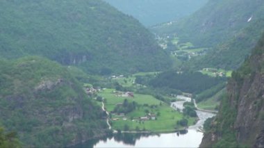 Norveç 'te Sognefjord fiyordunun aşağısında, Bergen ve Flm arasında bir manzara. Flam, Sognefjorden, Batı Fiyortları, Norveç, İskandinavya, Avrupa