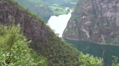 Norveç 'te Sognefjord fiyordunun aşağısında, Bergen ve Flm arasında bir manzara. Flam, Sognefjorden, Batı Fiyortları, Norveç, İskandinavya, Avrupa