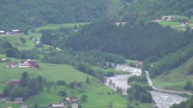 Norveç 'te Sognefjord fiyordunun aşağısında, Bergen ve Flm arasında bir manzara. Flam, Sognefjorden, Batı Fiyortları, Norveç, İskandinavya, Avrupa