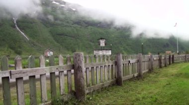 Güzel Flamsdalen Vadisi Flamselvi Nehri ve Flam - geleneksel evler - Norveç 'in güneybatısındaki fiyortlarıyla bilinen bir köyde. Flam, Norveç. 14 Temmuz 2012