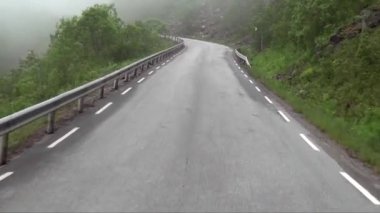 Norveç 'te Yolculuk İstikameti. Norveç 'teki Flam' den Bergen 'e Ulusal Manzara Yolu boyunca bir yolculuk. 14 Temmuz 2012