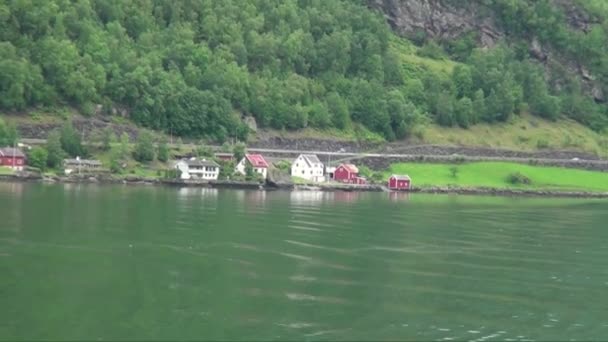 ユネスコでのクルーズ 認識Naeroyfjord フラムとグドヴァンゲン ノルウェーの間のソグネフィヨルドの最大かつ最も美しい腕 — ストック動画