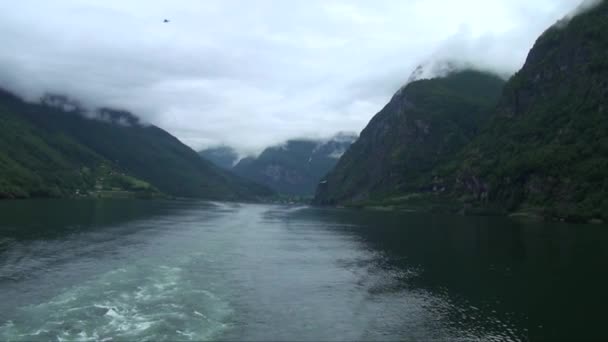 航行在联合国教科文组织承认的纳罗耶峡湾上 挪威弗拉姆和古德万根之间的索格内峡湾最大 最美丽的支流 — 图库视频影像