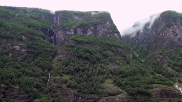 ユネスコでのクルーズ 認識Naeroyfjord フラムとグドヴァンゲン ノルウェーの間のソグネフィヨルドの最大かつ最も美しい腕 — ストック動画