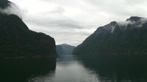 航行在联合国教科文组织承认的纳罗耶峡湾上 挪威弗拉姆和古德万根之间的索格内峡湾最大 最美丽的支流 — 图库视频影像