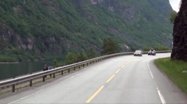Norveç 'te Yolculuk İstikameti. Norveç 'teki Flam' den Bergen 'e Ulusal Manzara Yolu boyunca bir yolculuk. 14 Temmuz 2012