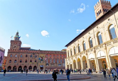 İtalya 'nın tarihi Bologna kenti Emilia-Romagna' daki Piazza Maggiore. 5 Mart 2022