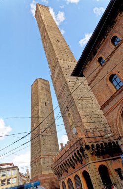 İki Kuleler (Due Torri), Asinelli ve Garisenda, Ortaçağ Bologna kulelerinin sembolleri. Bolonya, İtalya, 5 Mart 2022