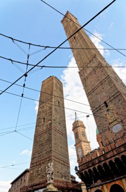 İki Kuleler (Due Torri), Asinelli ve Garisenda, Ortaçağ Bologna kulelerinin sembolleri. Bolonya, İtalya, 5 Mart 2022
