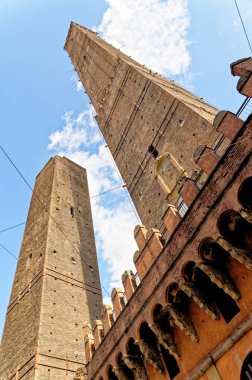 İki Kuleler (Due Torri), Asinelli ve Garisenda, Ortaçağ Bologna kulelerinin sembolleri. Bolonya, İtalya, 5 Mart 2022