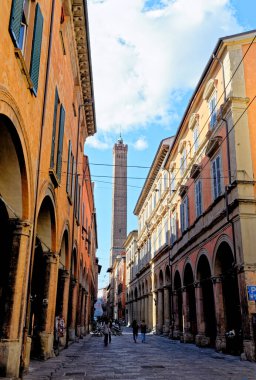 İki Kuleler (Due Torri), Asinelli ve Garisenda, Ortaçağ Bologna kulelerinin sembolleri. Bolonya, İtalya, 5 Mart 2022