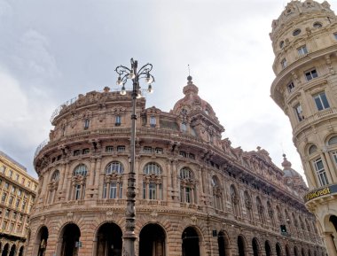 Cenova, Cenova 'daki Piazza Raffaele de Ferrari Liguria, Banca Carige, Fountain, Liguria, İtalya ve Avrupa' nın genel merkezi. 10 Mart 2022