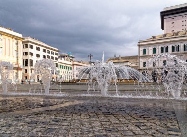 Cenova, Cenova 'daki Piazza Raffaele de Ferrari Liguria, Banca Carige, Fountain, Liguria, İtalya ve Avrupa' nın genel merkezi. 10 Mart 2022