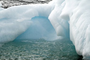 Antarktika - Okyanusta sürüklenen Tablo Olmayan Buzdağı - Bulutlu bir günde Antarktika. Küresel sıcaklık