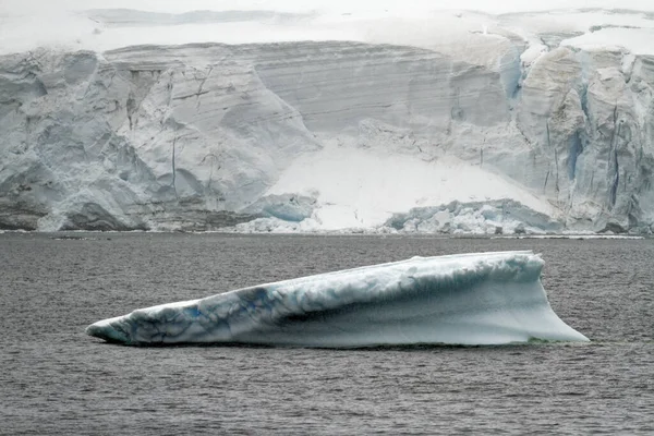 Antártida Iceberg Tabular Deriva Océano Antártida Día Nublado Calentamiento Global —  Fotos de Stock